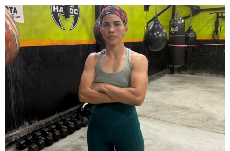 Nataly Delgado terminó ayer su trabajo con una sesión de masaje. Al lado, la indumentaria que usará en la pelea. 