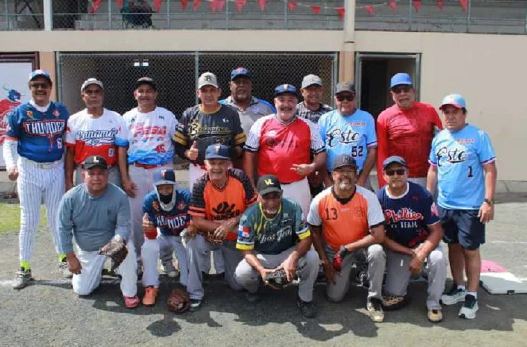 La Liga de Softbol de 60 años y más de Panamá Este se disputa todos los domingos en el Complejo Deportivo Roberto Kelly, en el corregimiento de Don Bosco.