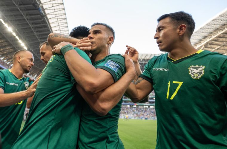 Jugadores de Bolivia celebran un gol.