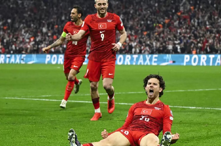 Ferdi Kadioglu (der.)