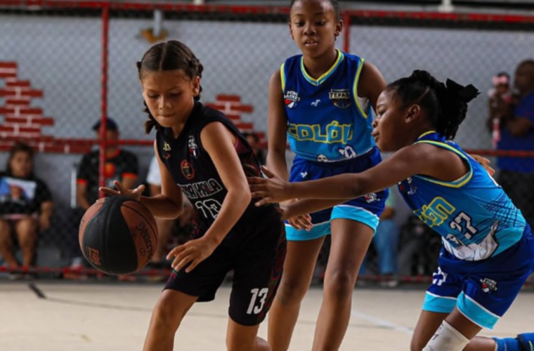 Las niñas también forman parte del torneo.