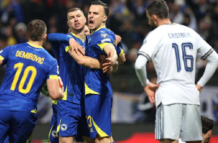 Jugadores de Bosnia y Herzegovina celebran uno de los goles ante el lamento del jugador italiano Bryan Cristante.