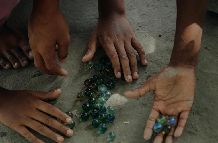 Pobreza en Panamá afecta al 35% de niños y adolescentes, según estudio
La investigación muestra que los hogares monoparentales y los niños pequeños son los más afectados, con marcadas diferencias entre distritos del país.