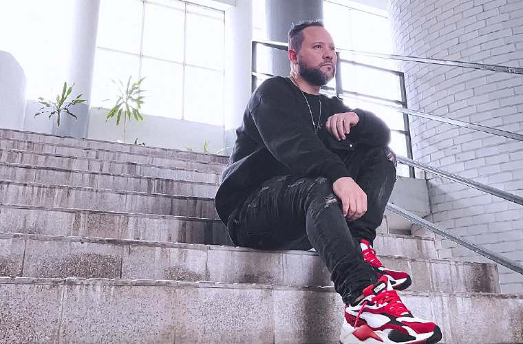 #ShowCri Hernia discal mantiene en cama a coreógrafo Yoryi Campos