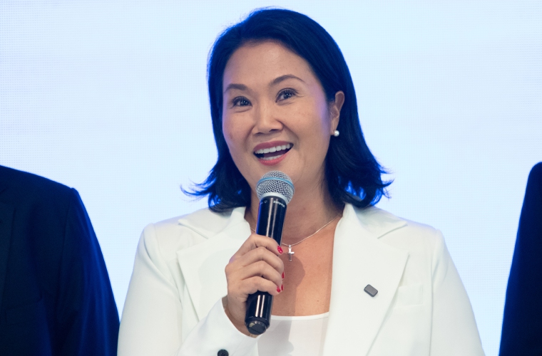 La candidata presidencial peruana Keiko Fujimori (C).