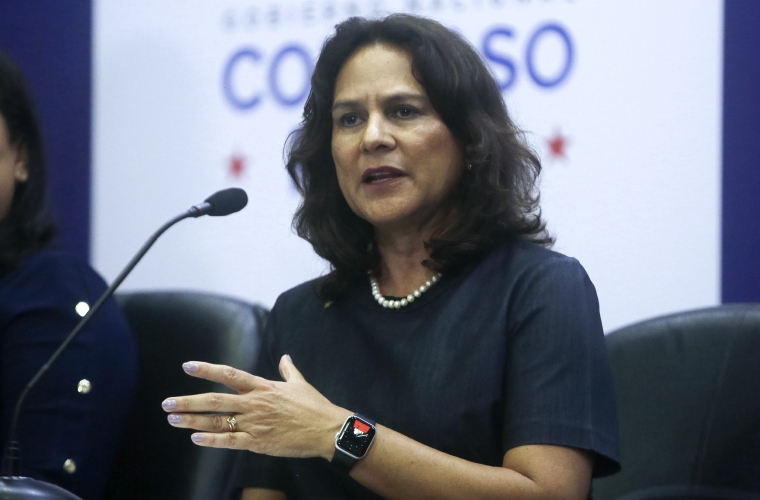 Ilya Espino de Marotta es la primera mujer en asumir el cargo.