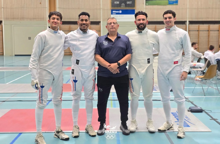 El equipo panameño de espada integrado por Arturo Dorati, José Quirós, Julio Arias e Isaac Dorati, junto al entrenador Jorge Valdés. 