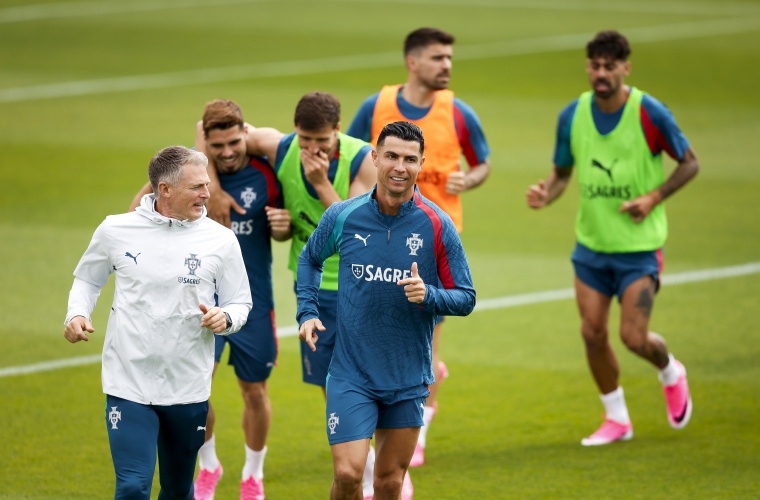 Cristiano entrena junto a sus compañeros 