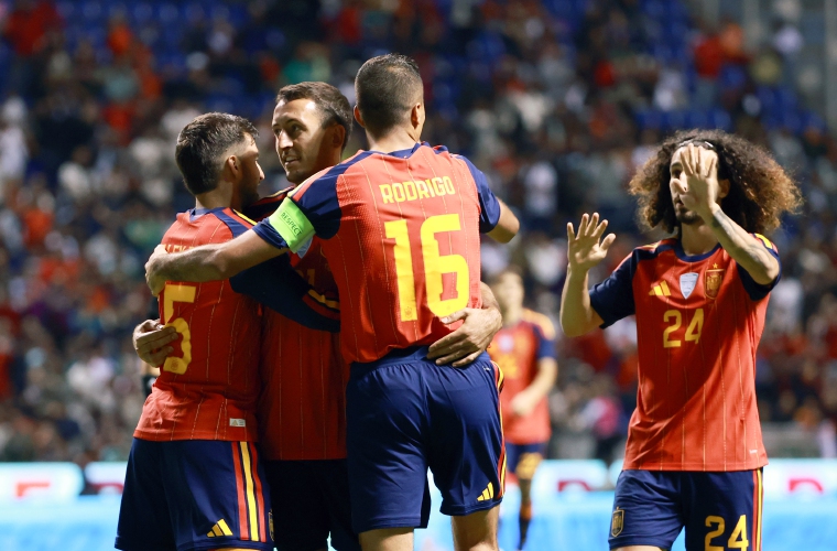 Los jugadores de España celebran uno de los goles anotados en el partido ante Perú la noche del lunes.