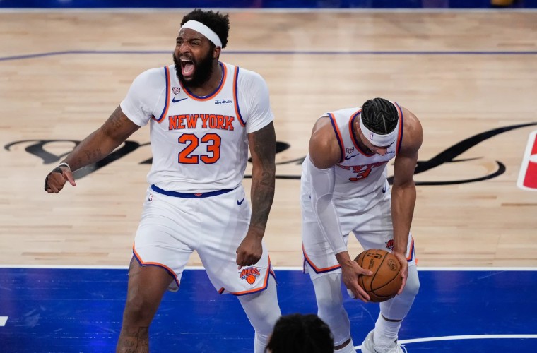 Jugadores de los Knicks celebran el triunfo.