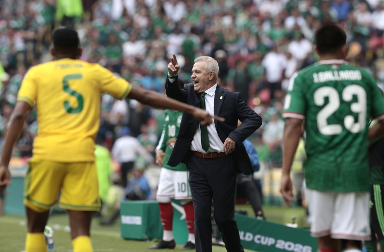 javier Aguirre (c), técnico de México.
