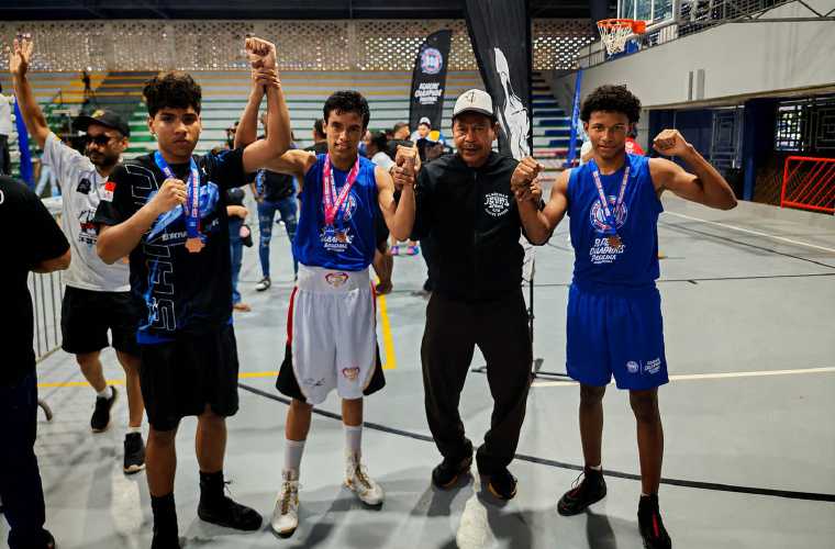 Rigoberto Garibaldi junto a sus púgiles ganadores.