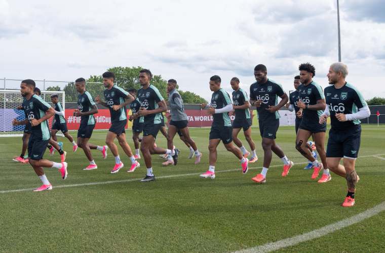 La Selección de Fútbol de Panamá entrenó ayer en la tarde en el estadio del Centennial Park, en el extremo oeste de Toronto.