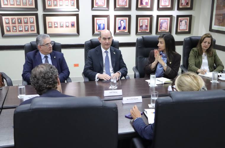 Encuentro entre las autoridades.