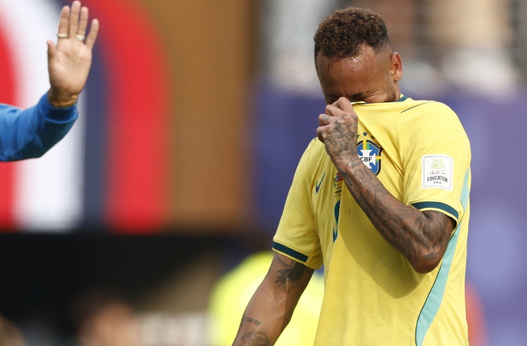 Neymar Jr. llora tras la eliminación.