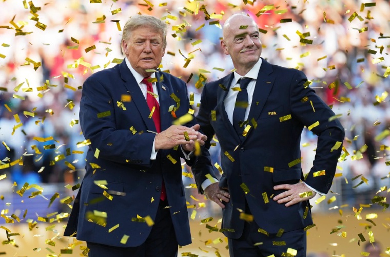 Gianni Infantino (d) y Donald Trump.