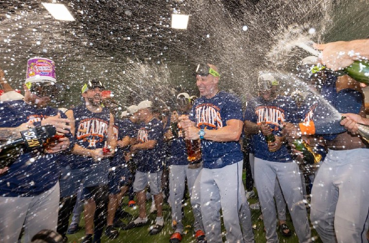 Jugadores de los Astros celebran.