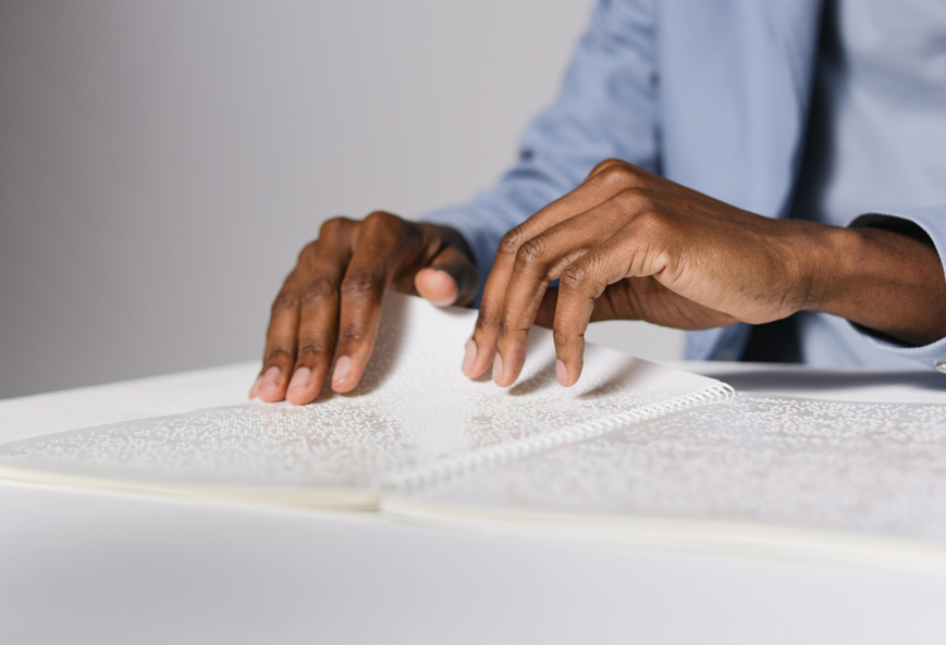 Parte del Patronato Luz del Ciego y la OEO se encargaron de transcribir el menú. Foto: Pexels