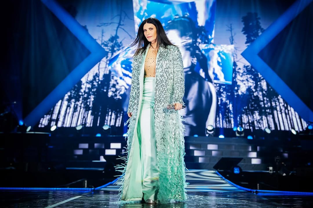 La cantante italiana Laura Pausini sufre caída en medio de un concierto. Foto: Instagram