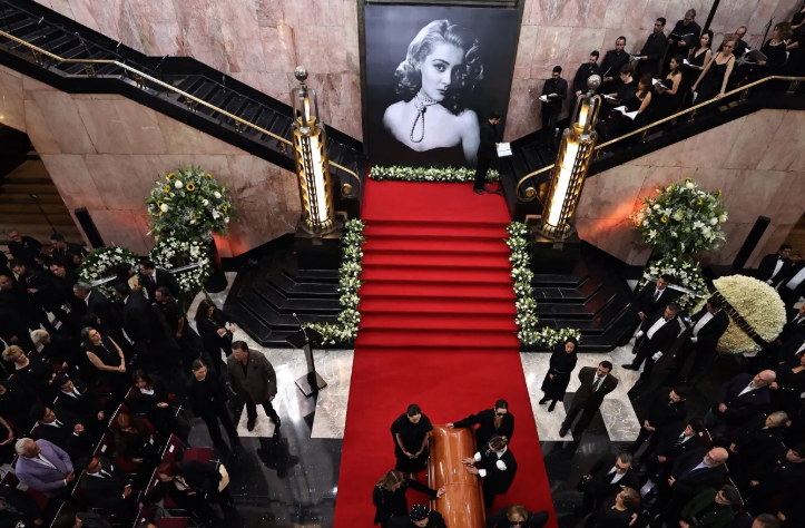 El homenaje póstumo, que duró unas dos horas, fue abierto al público mexicano . Foto: EFE