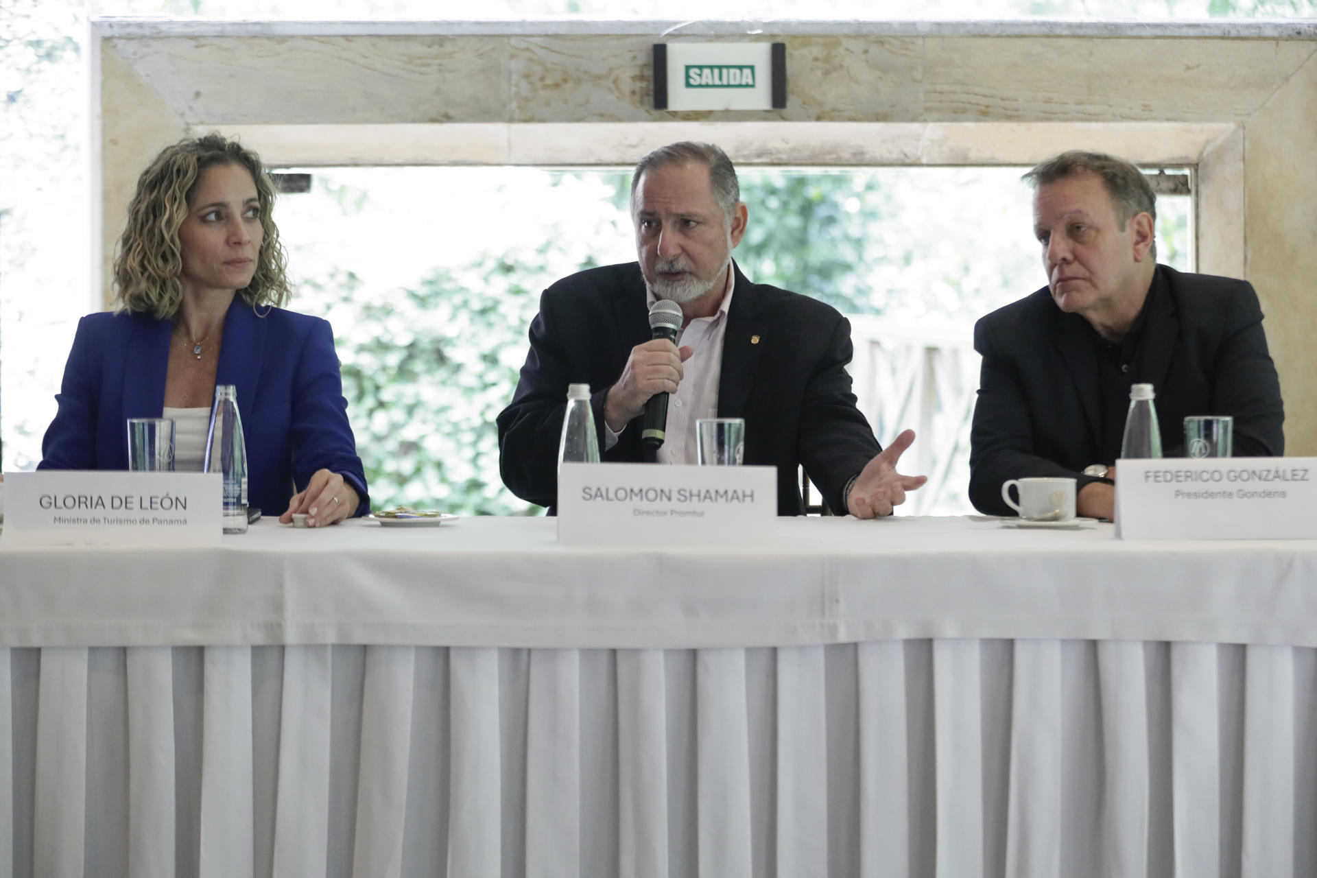  El director de Promtur, Salomón Shaman (c) habla junto a la administradora general de la Autoridad de Turismo de Panamá (i) y el presidente de Gondens, Federico Gonzalez.