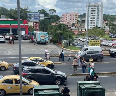 Cierre de la vía Tumba Muerto.