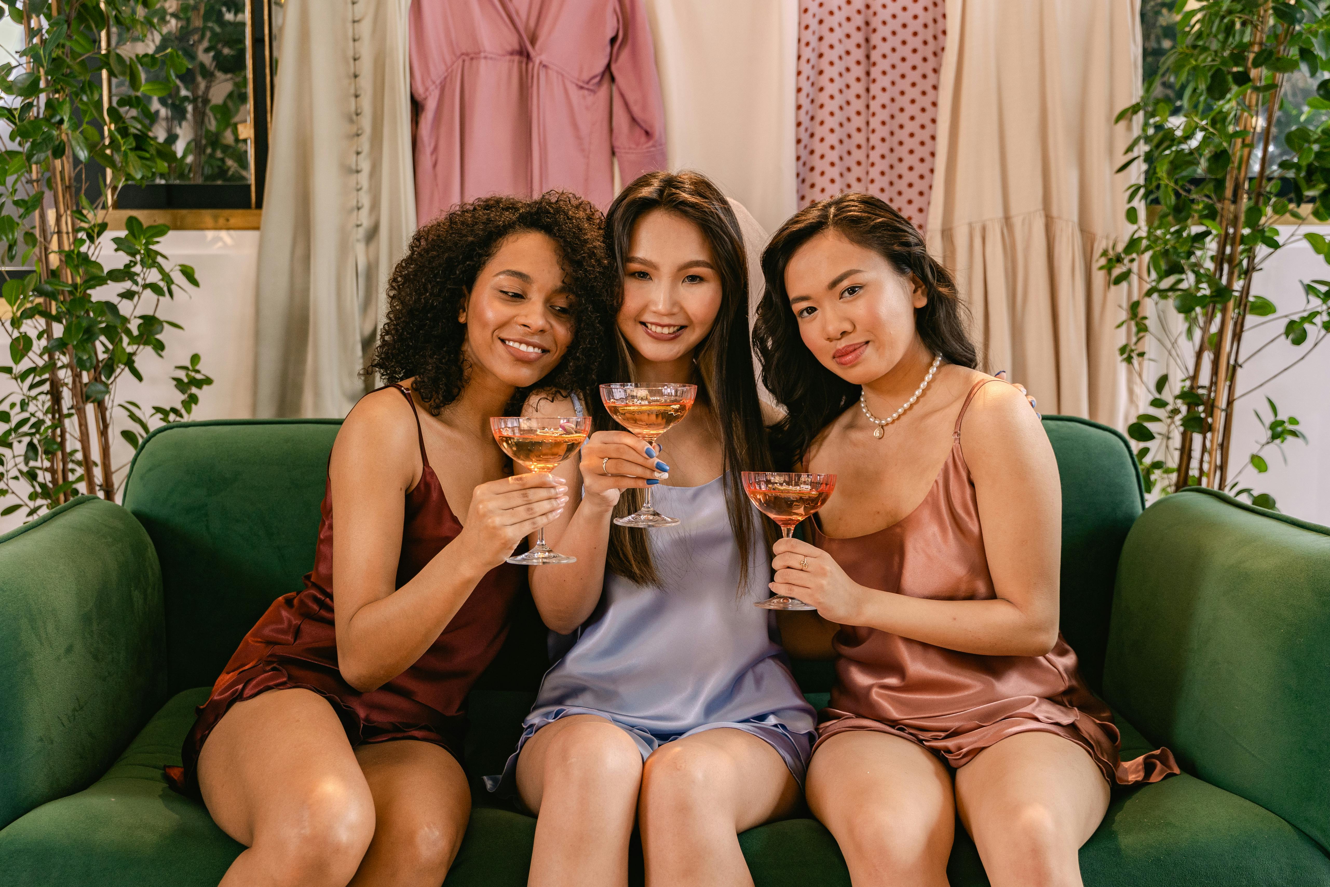 El satén es una de las opciones más fuerte para este 2024. Foto: Pexels