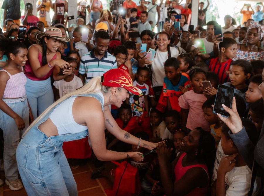 Karol G, fundación, Con Cora, Navidad, regalos, niños, madres