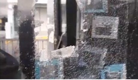 Un indigente lanzó piedra contra metrobús, a altura Plaza Edison.