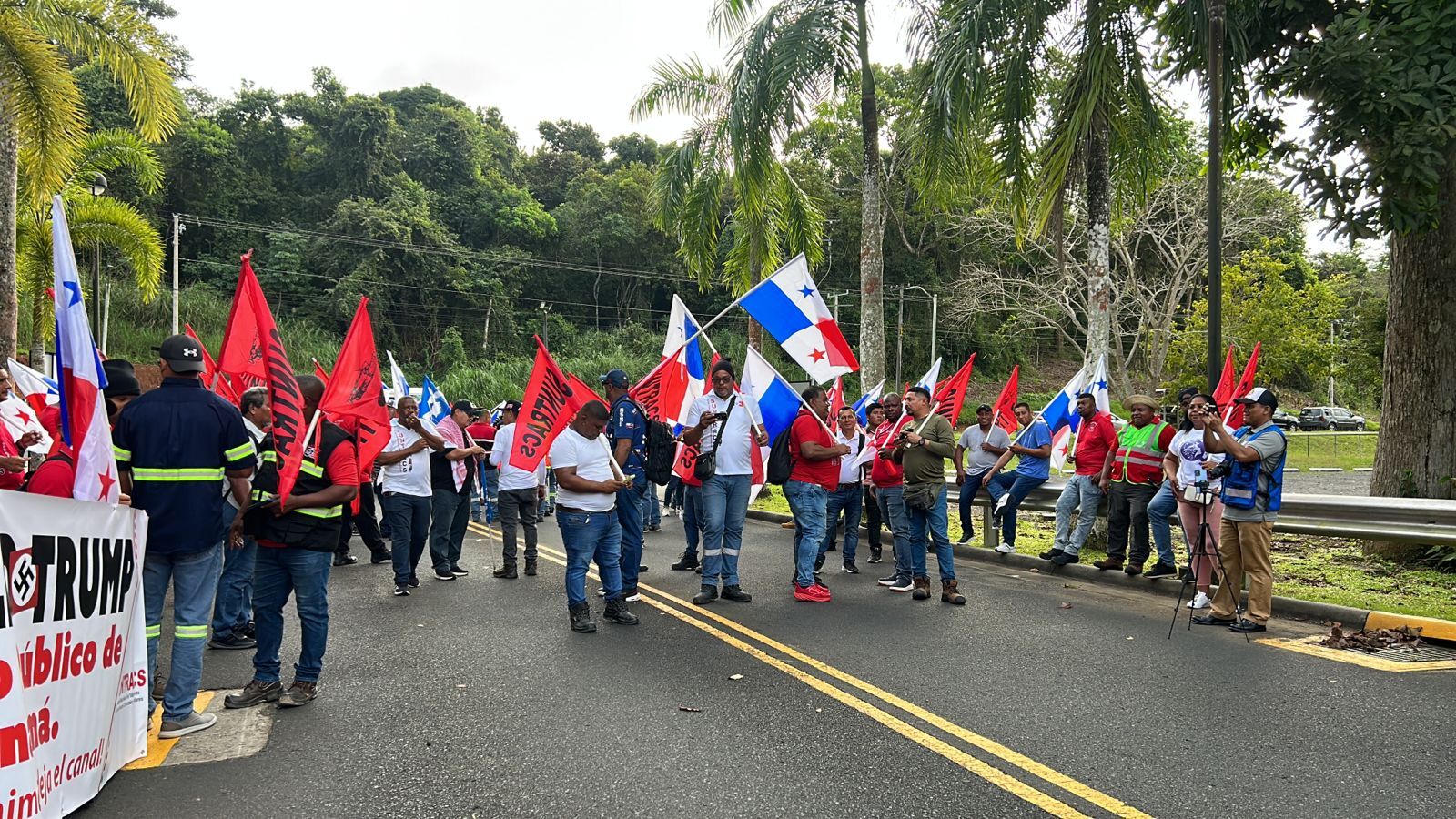 Suntracs protesta en las instalaciones de la embajada de los Estados Unidos.