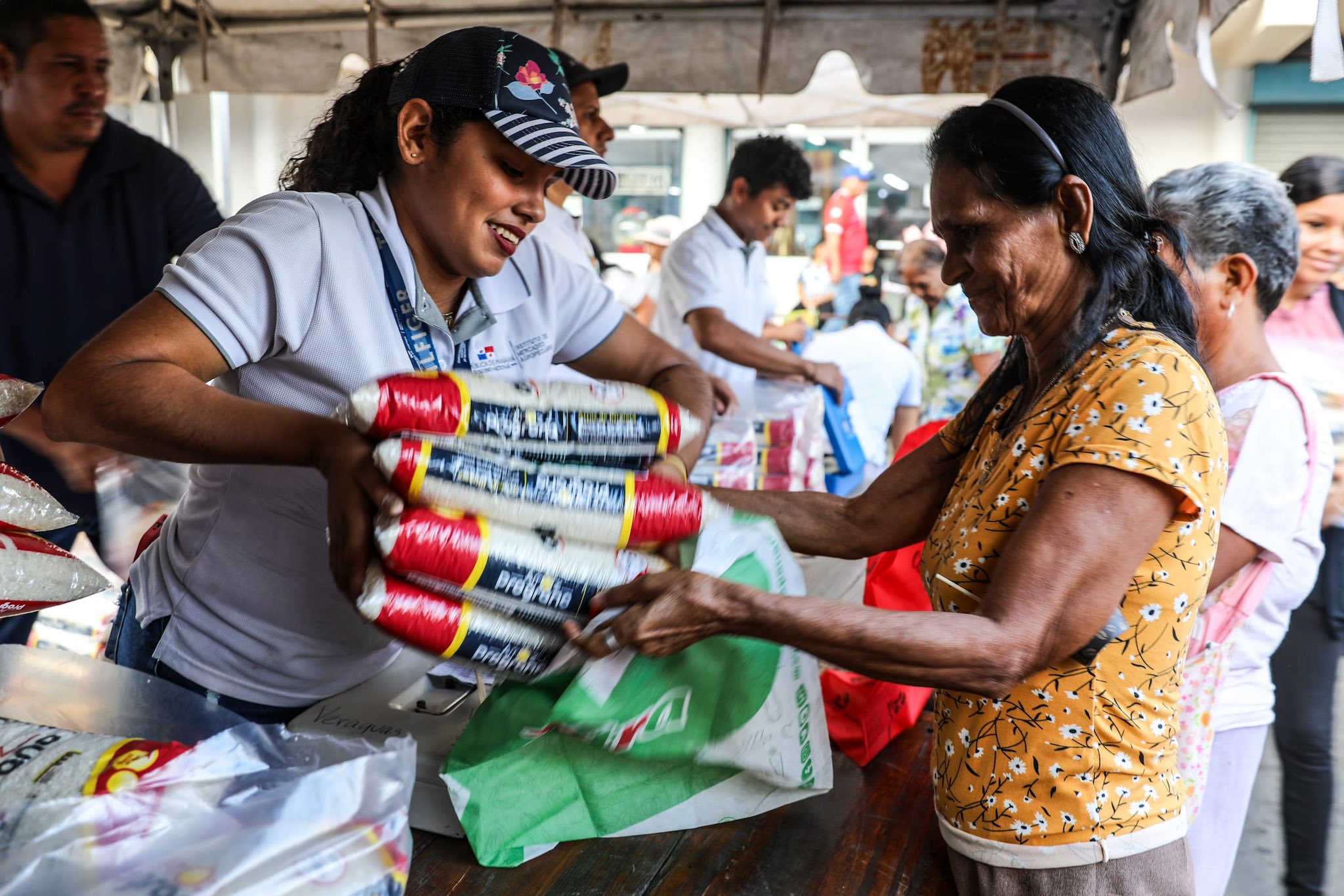 Consumidores en busca del arroz de buena calidad y a bajos precios.