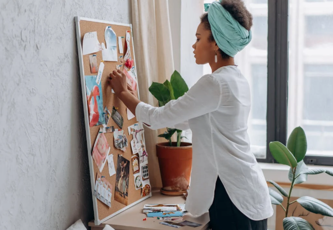 Un tablero de visión, también conocido como tablero de inspiración. Foto: Pexels