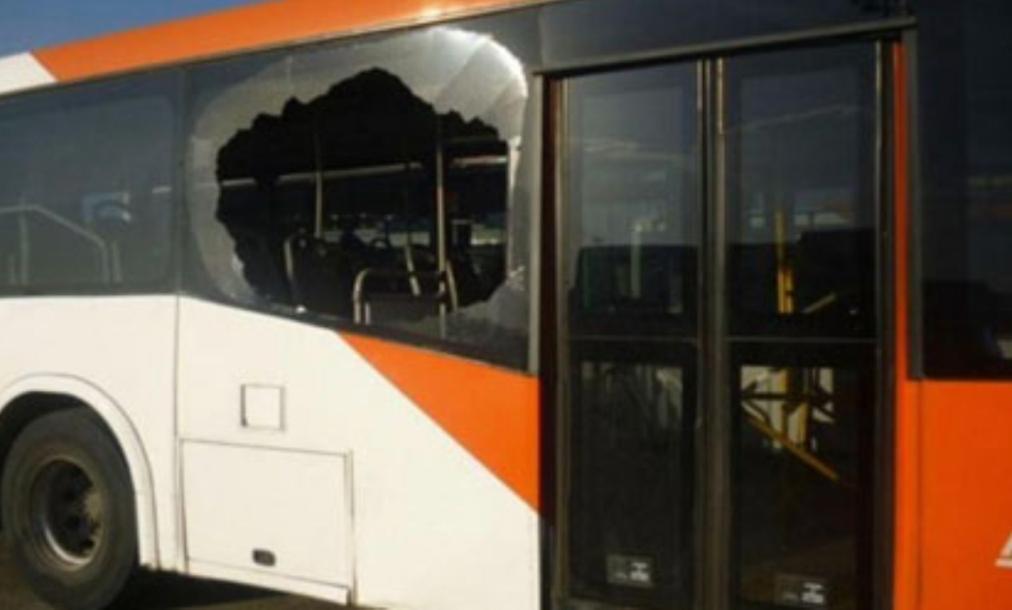 Lanzan piedras y otros objetos causan daños al metrobús.