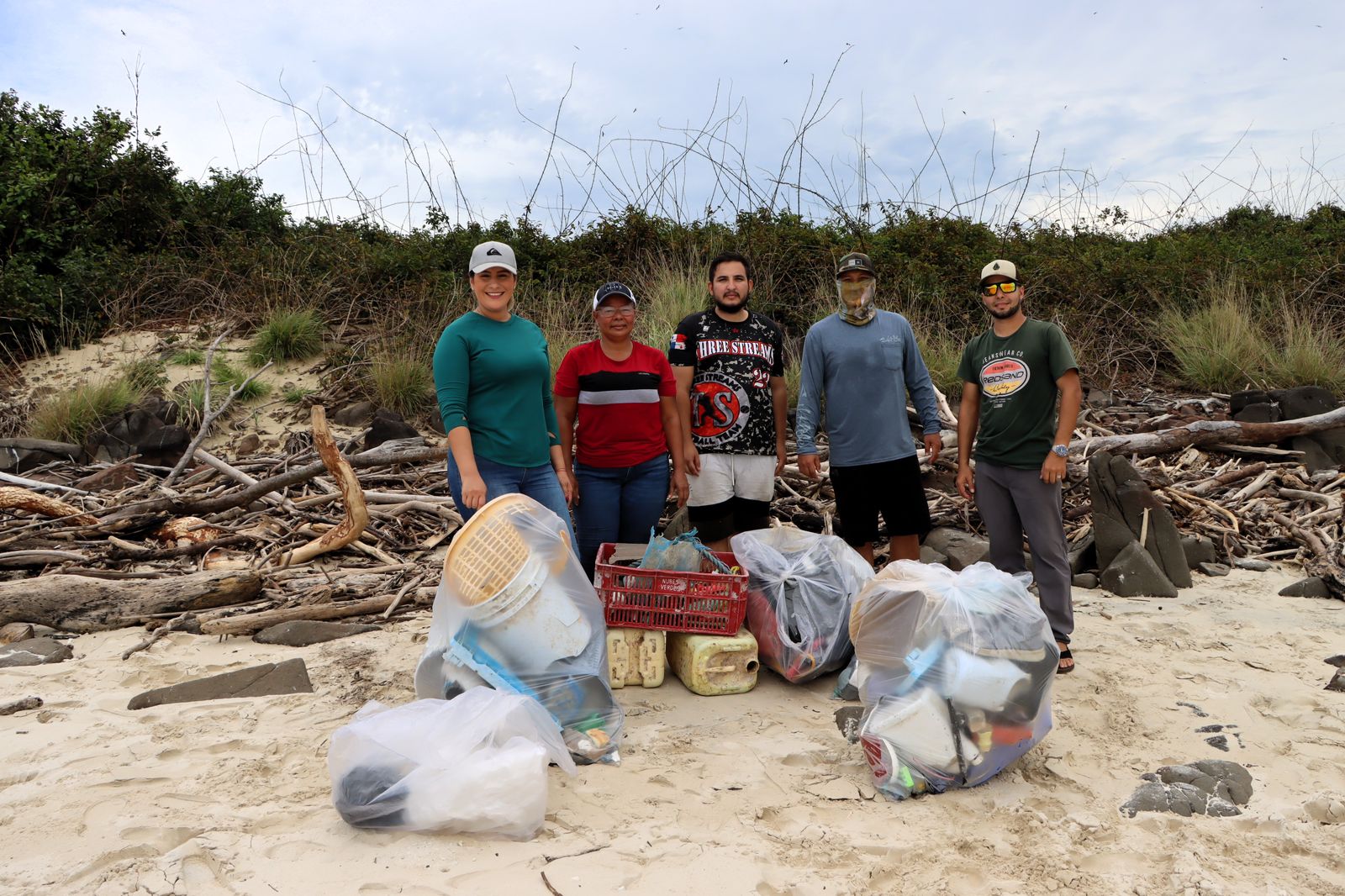 Durante una jornada de limpieza en el Refugio de Vida Silvestre Isla Iguana. Foto: Cortesía