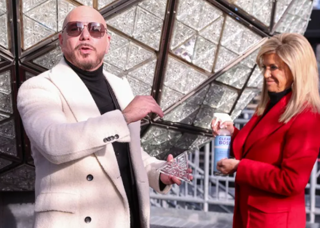 Pitbull instala último cristal de la icónica bola que cada Fin de Año cae en Times Square. Foto: EFE 