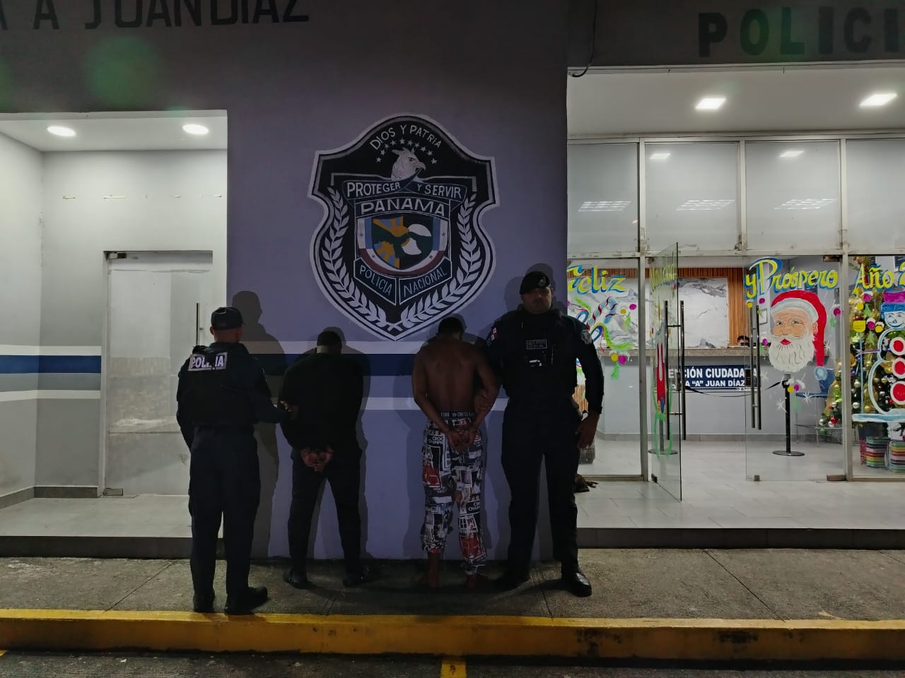 Además, se les incautó un arma de fuego. Foto: PN