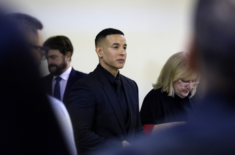 Daddy Yankee, 100 millones, Mireddys González, desacato, denuncia