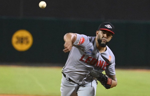El lanzador derecho Darío Agrazal en acción con su equipo, Leones del Escogido, en el béisbol profesional de República Dominicana.
