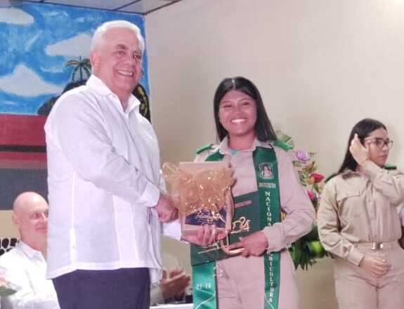 Linares junto a una de las estudiantes sobresalientes.