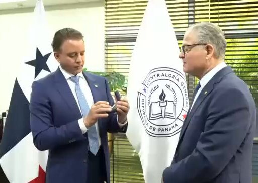 Entrega del despacho al nuevo contralor de la República.