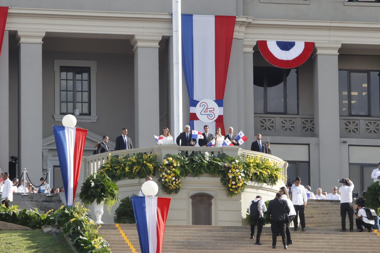Mulino desde las escalinatas del edificio administrativo del Canal de Panamá.  (Foto: Alexander Santamaría)