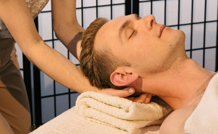 Es necesario que no te descuides y mantén tu rutina de cuidado personal. Foto: Pexels