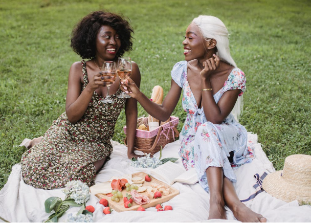 Los estampados de flores en los vestidos tipos románticos estarán presentes en cada ocasión. Foto: Pexels