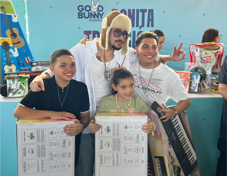 Bad Bunny, entrega, instrumentos musicales, regalos, Puerto Rico