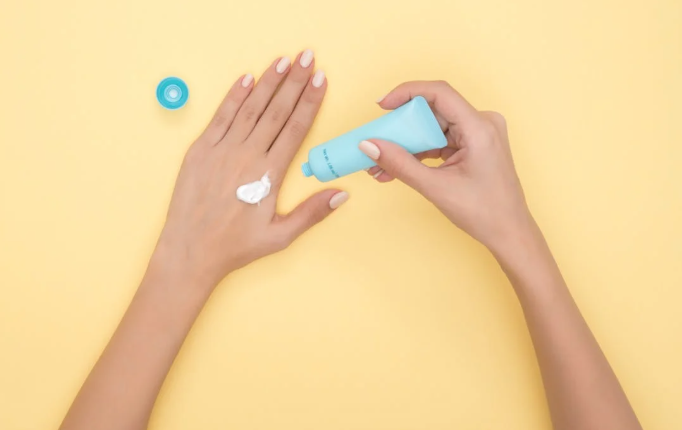  El protector solar se aplica en todas las partes del cuerpo que no esté protegida por la ropa. Foto: Pexels