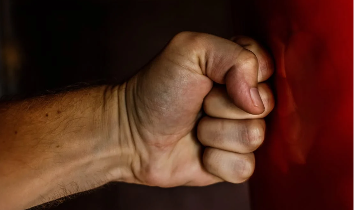 Pueden reportar los posibles actos de violencia en la línea 182. Foto: Pexels