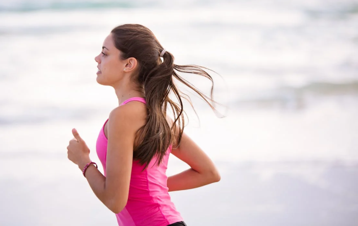 Haz caminatas ligeras o ejercicios de baja intensidad para estimular tu metabolismo. Foto: Pexels