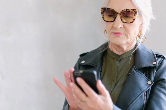  El uso del internet tiene el potencial de ser una intervención viable, rentable y no farmacológica para el deterioro cognitivo. Foto: Pexels