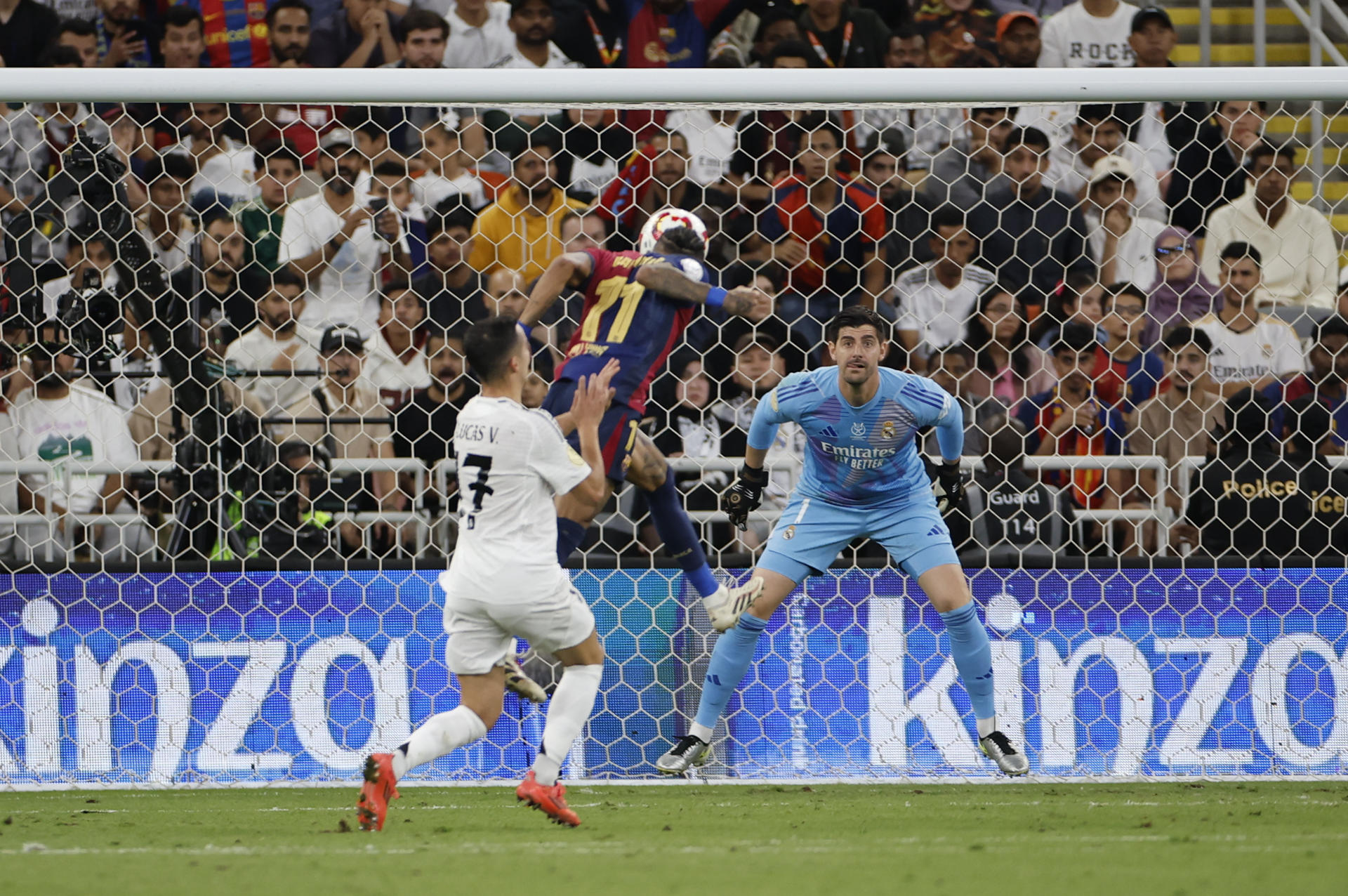 El delantero brasileño del Barcelona Raphinha (c) consigue el tercer gol de su equipo. /Foto: EFE