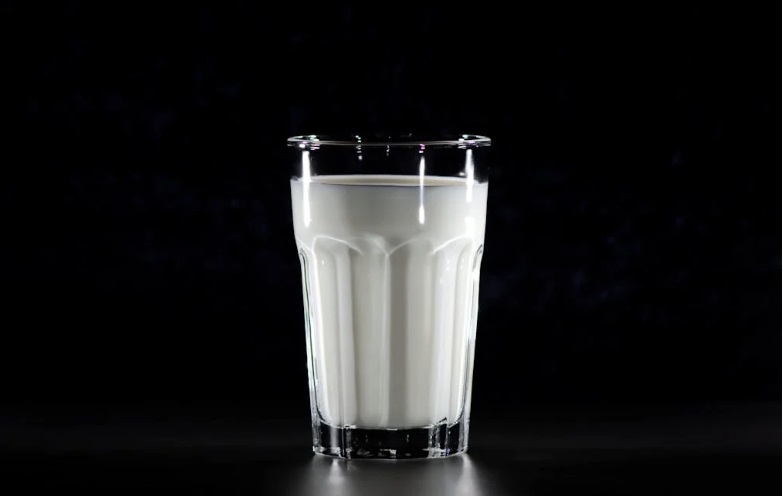 La leche proporciona nutrientes esenciales y es una fuente importante de energía alimentaria. Foto: Pexels